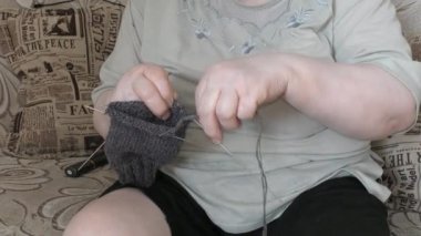 Yünlü örgü ören kadın.