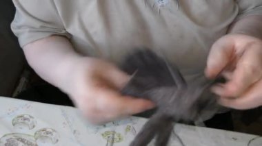 Yünlü örgü ören kadın.