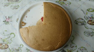 Kadın şef Mannik 'e leziz bir irmik turtası hazırladı.