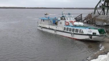 Naryan-Mar, Rusya, 2019. Pechora nehrinde gemiler ve tekneler hareket ediyor.