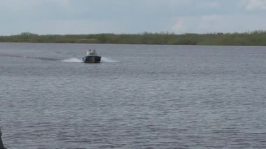 Naryan-Mar, Rusya, 2019. Pechora nehrinde gemiler ve tekneler hareket ediyor.