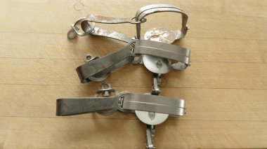 Küçük hayvanları yakalamak için eski metal bir tuzak.