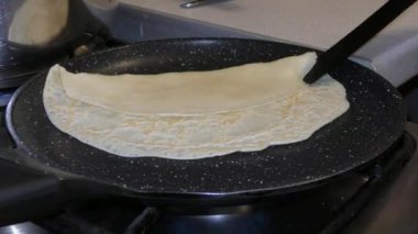 Kadın aşçı un pişirir.