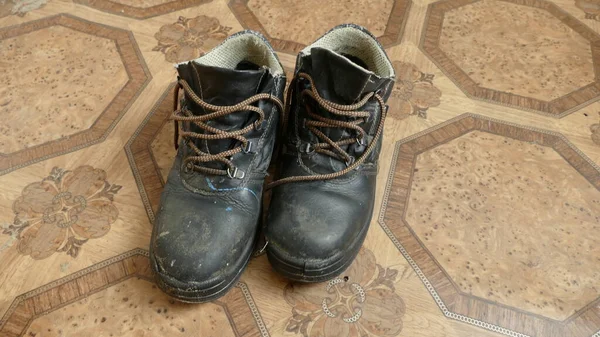 Старые Коричневые Туфли Стоят Коридоре Полу — стоковое фото