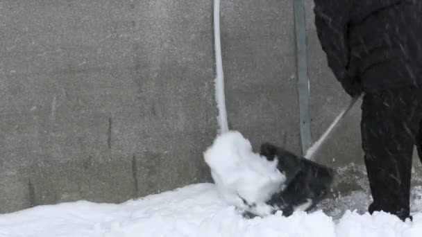 Mann Räumt Mit Schaufel Schnee Auf Der Straße — Stockvideo