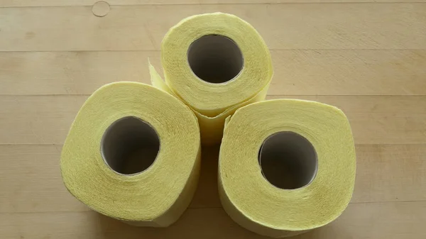 Rollen Aus Gelbem Toilettenpapier — Stockfoto