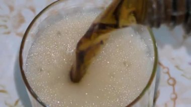 Adam bir bardak yüksek karbonatlı içecek doldurur.