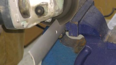 Adamın biri daktiloyla demir şerit kesiyor.