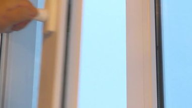 İnsan eli pencereyi açar ve kapatır # Kilitleme Sanatı