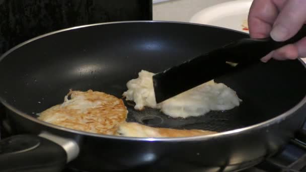 Kartoffelpuffer Werden Der Küche Zubereitet — Stockvideo