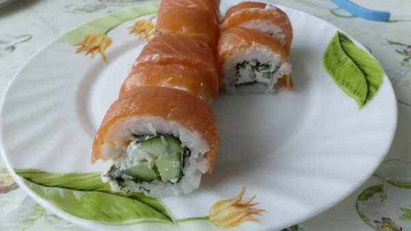 Zelfgemaakte Sushi Broodjes Een Bord — Stockfoto