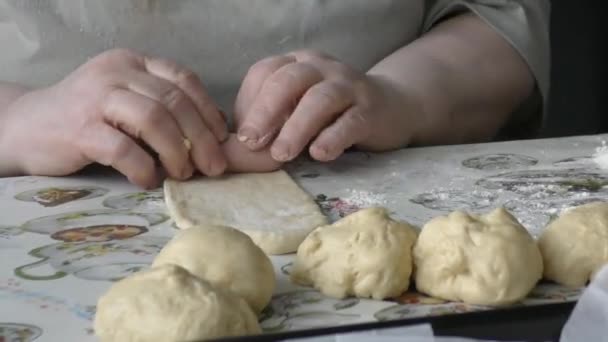 Женщина Готовит Пироги Кухне — стоковое видео