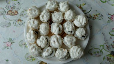 Suşi ve sıcak ekmek tabakta.