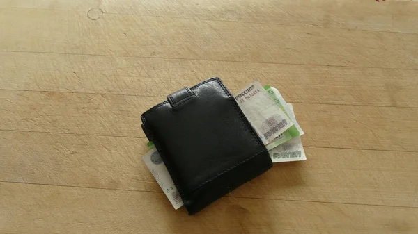 Dompet Hitam Dengan Uang Latar Belakang Kayu — Stok Foto