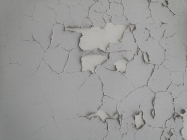 Boyalı duvar soyuluyor, eski beyaz duvar arka planda soyuluyor..