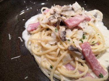 Restorandaki masada siyah tabakta spagetti..