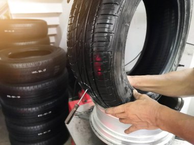 Lastik yama, Araba servisi, Lastik tamiri. Lastiğin mekanik onarımı.