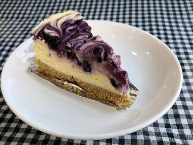 Masa arkasında ev yapımı yaban mersinli kek..