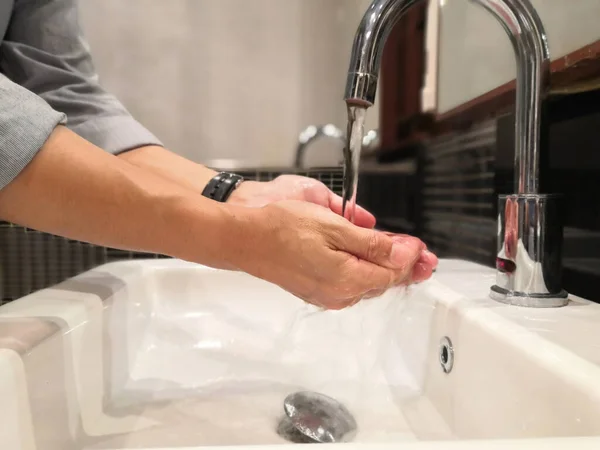 Lavar Mãos Com Água Sob Conceito Auto Faucet Hygiene Fotografia De Stock