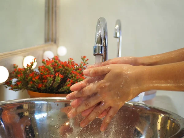 Lavarse Las Manos Con Agua Debajo Del Grifo Automático Concepto —  Fotos de Stock