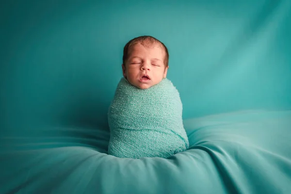 Ein Neugeborenes, das in einem Wollknäuel schläft. Neugeborenes Sitzungskonzept — Stockfoto