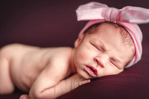 Ένα νεογέννητο με μια κορδέλα στο κεφάλι. Έννοια νέας συνεδρίας — Φωτογραφία Αρχείου