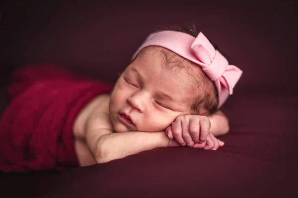 Ett nyfött barn med pannband. Begreppet nyfödd session — Stockfoto