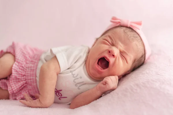 Noworodek płaczący z opaską. Pojęcie płaczu — Zdjęcie stockowe