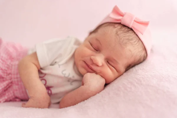 Ett nyfött barn med pannband. Begreppet nyfödd session — Stockfoto