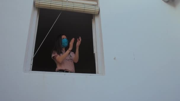 Joven Morena Con Máscara Aplaudiendo Desde Ventana Casa Con Fondo — Vídeo de stock