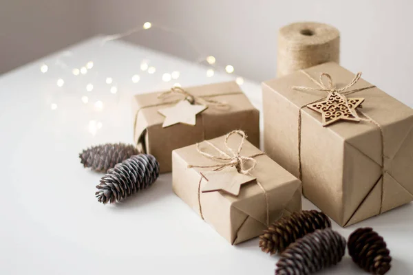 Kerstcadeauverpakking Witte Achtergrond Decor Dennenappels Houten Sterren Jute Touw — Stockfoto