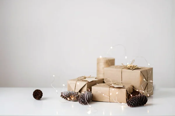 Kerstgeschenkdoos Gemaakt Van Kraftpapier Witte Achtergrond Kerstkaart Lay Out Kopieerruimte — Stockfoto