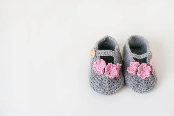 Graue Booties für Mädchen mit rosa Blumen und einem Holzknopf an — Stockfoto