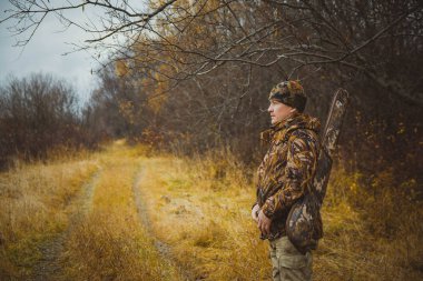Sonbahar vahşi ördekleri avlıyor. Boşluğu kopyala.