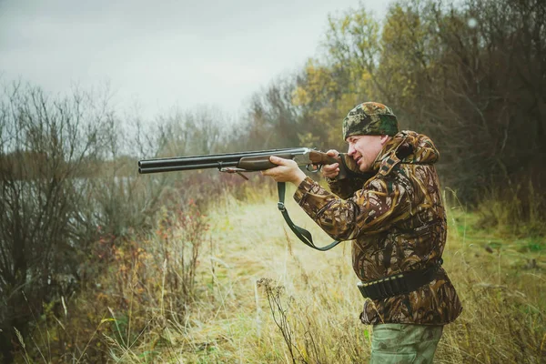 Осіннє полювання на диких качок і мисливця з пістолетом . — стокове фото