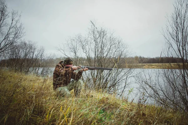 Осіннє полювання на диких качок і мисливця з пістолетом . — стокове фото
