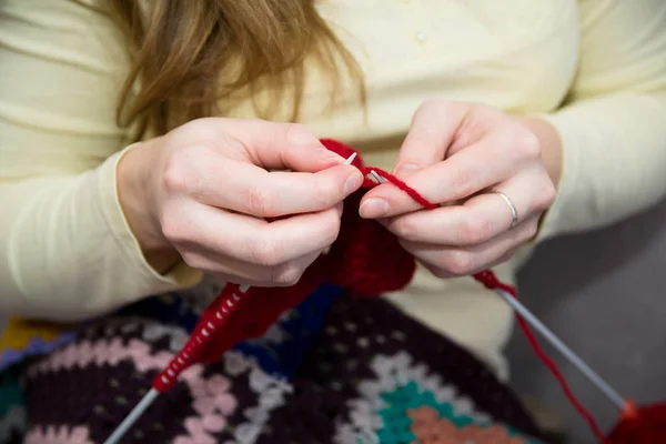 Uma mulher tricota em um bordado de tricô feito de fio vermelho. Tricot — Fotografia de Stock