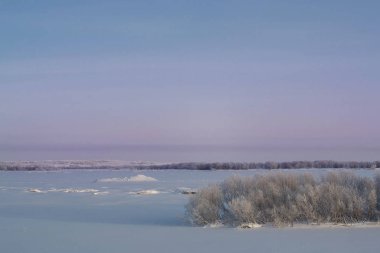 Kış manzarası. Ağaç donundaki ağaçlar, donmuş nehir..