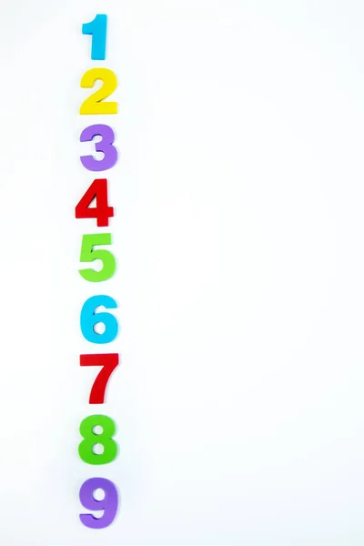 Números Multicolores Dispuestos Una Fila Sobre Fondo Blanco Lugar Para — Foto de Stock