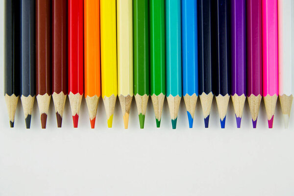 цветные карандаши в ряд с верхней на белом фоне. Знамя с цветными карандашами
.