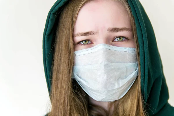 Een Tiener Met Een Capuchon Een Medisch Masker Close Gezicht — Stockfoto