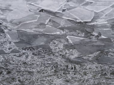 Temiz buz, cam kırıkları gibi nehir kıyısında kıyıya vurdu.