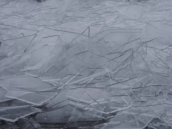Чистый лед прибило к берегу реки, как осколки стекла. Фоновая картина крупным планом — стоковое фото