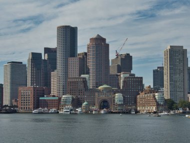Boston Massachusetts limanı ve şehir su üzerinde ufuk çizgisi