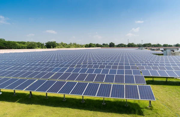 Paneles solares bajo la luz del sol en granja solar Imágenes De Stock Sin Royalties Gratis