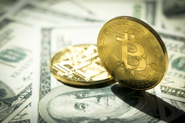 Närbild Bitcoins på dollar sedel; Crytocurrency koncept Stockfoto