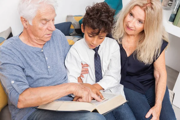 Älskar Morfar Och Mormor Med Sonson Läser Tillsammans Ordbok Soffan — Stockfoto