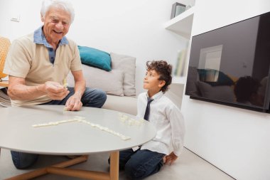 Büyükbaba ve torun Domino oynuyorlar.
