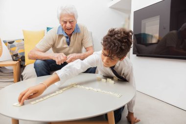 Büyükbaba ve torun Domino oynuyorlar.