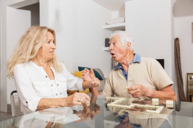 Mutlu son sınıf çifti Domino oynuyor.